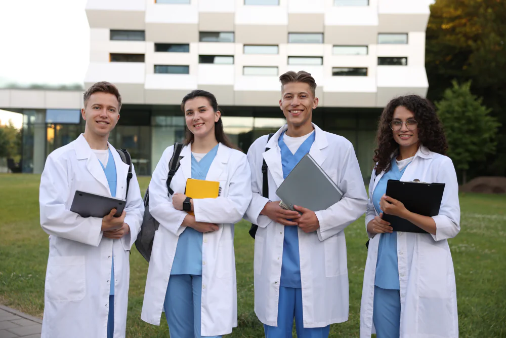 Almanya'da tıp öğrencisi olmak isteyen adaylar için klinik eğitim ve üniversite yaşamı rehberi