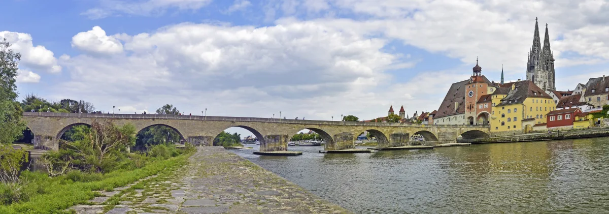Regensburg’da Tuna Nehri üzerindeki Taş Köprü ve arkasındaki katedral