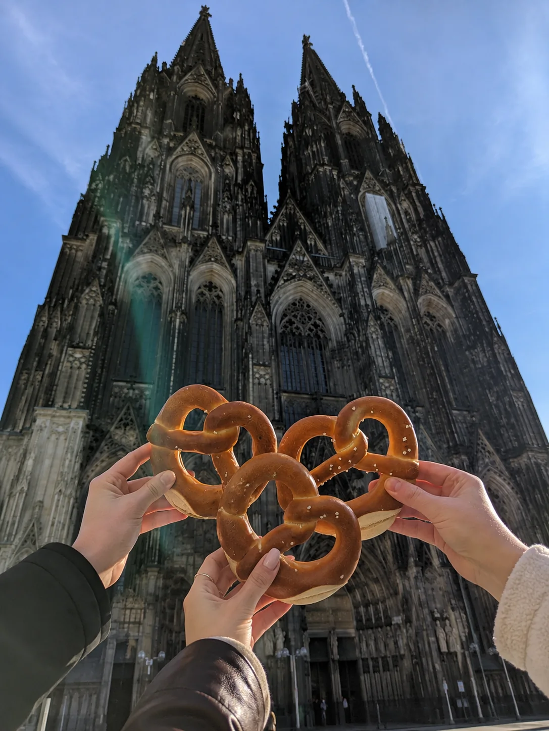 Köln Katedrali önünde elde tutulan pretzeller